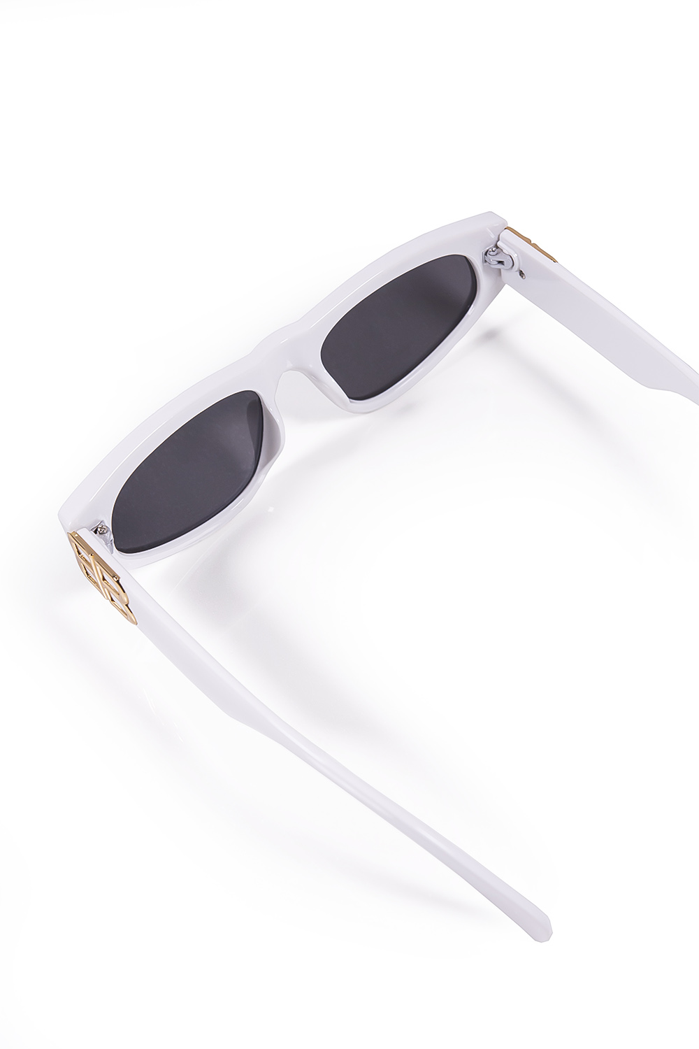 Άσπρα γυαλιά ηλίου οβάλ με χρυσή λεπτομέρεια
