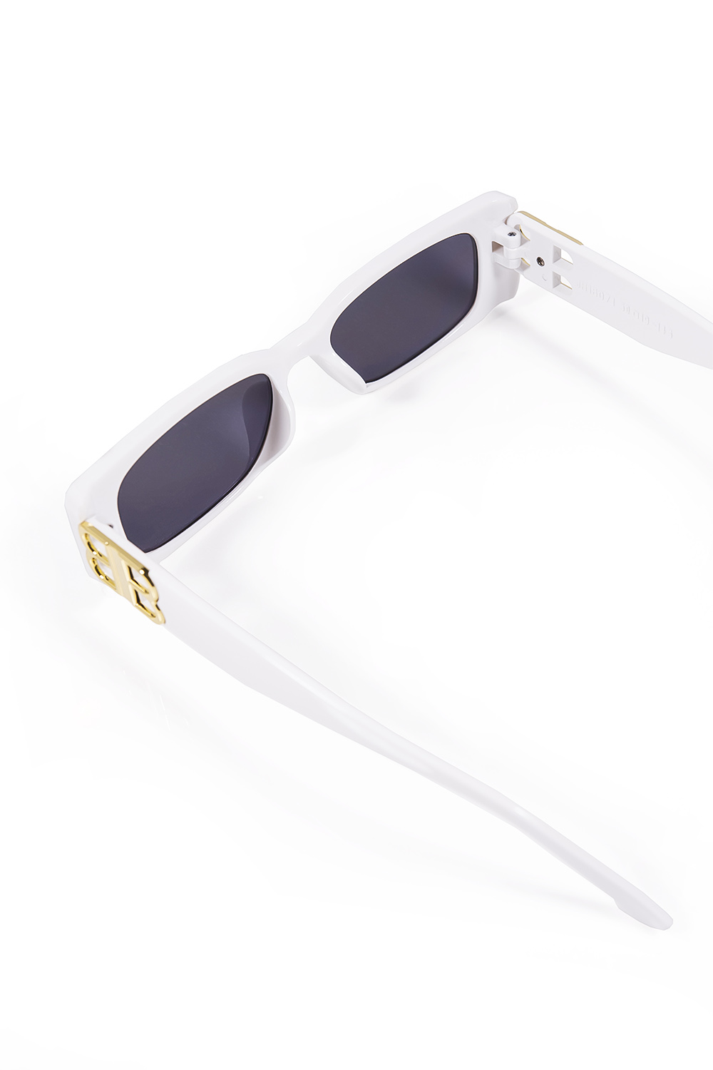 Άσπρα γυαλιά ηλίου ορθογώνια με χρυσή λεπτομέρεια