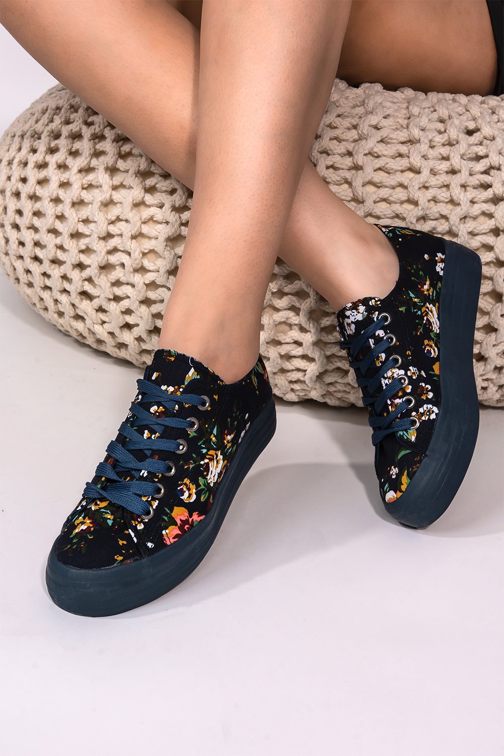 Sneakers με floral σχέδιο