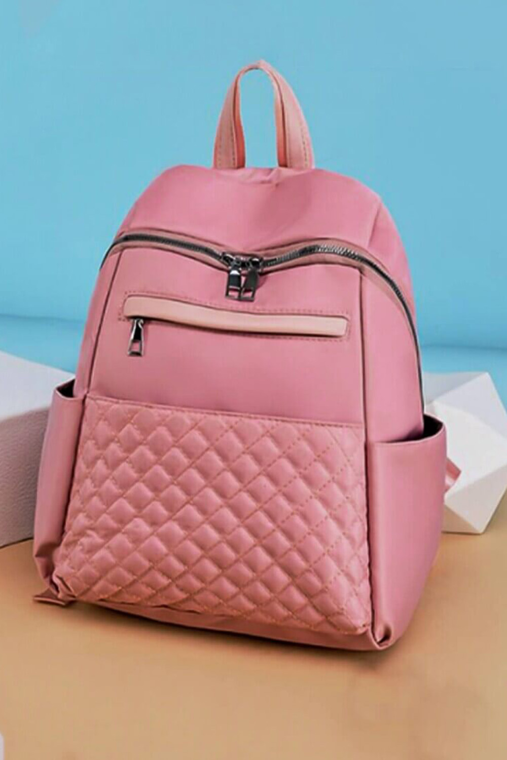 Ροζ backpack με καπιτονέ λεπτομέρεια και φερμουάρ