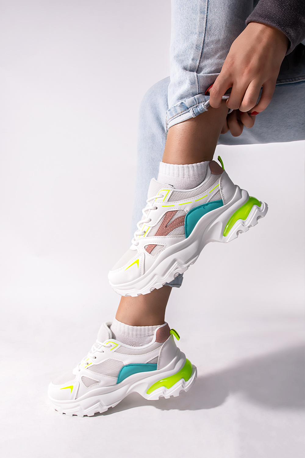 Sneakers με neon σχέδιο