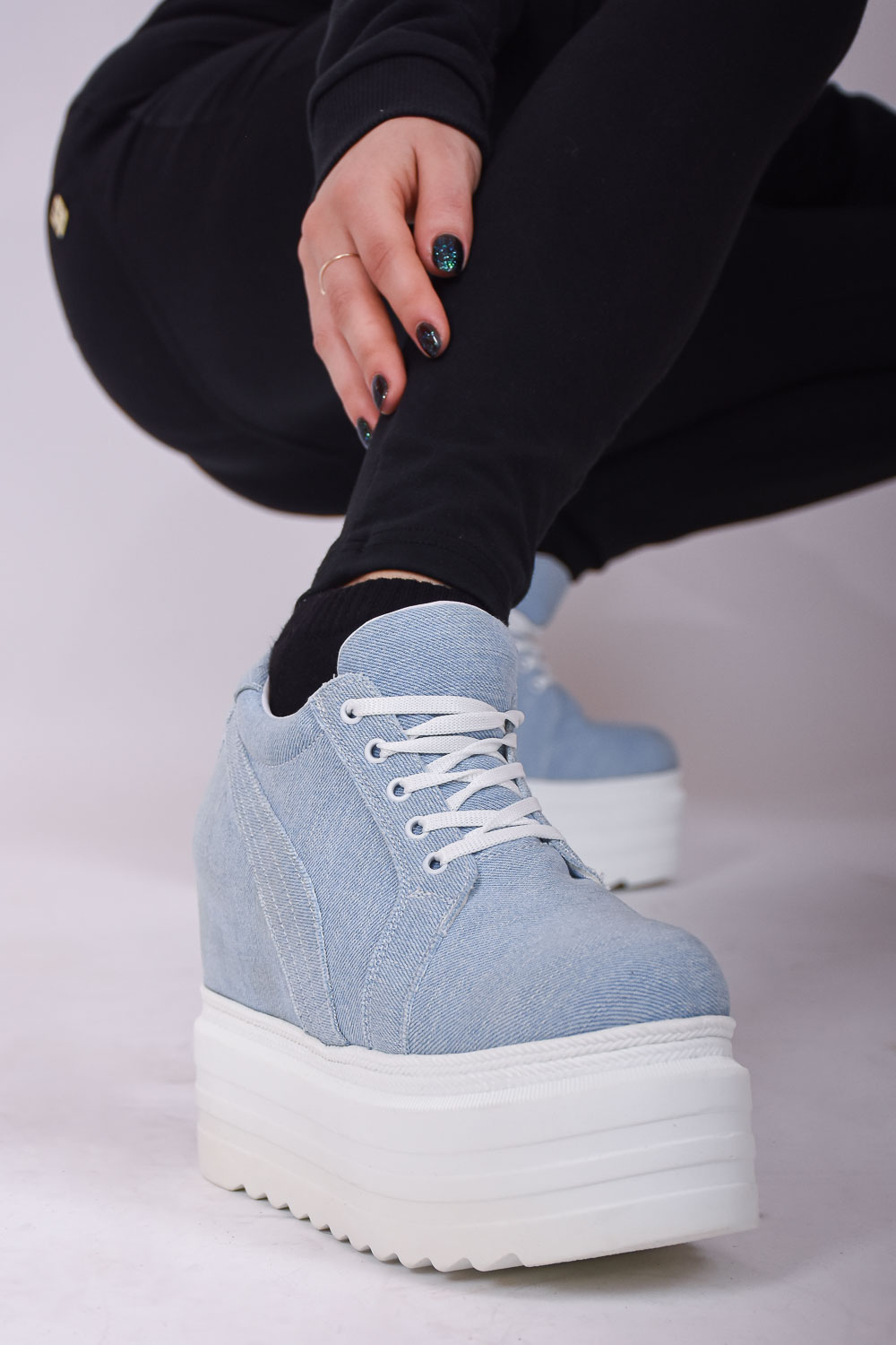 Sneakers με εσωτερικό τακούνι και denim σχέδιο