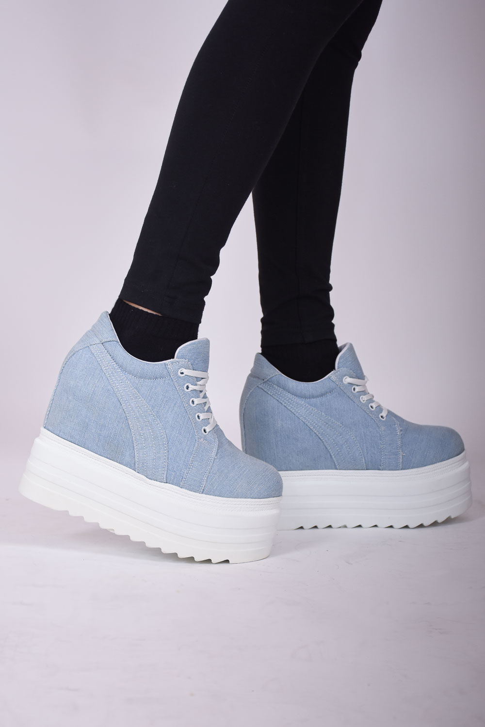 Sneakers με εσωτερικό τακούνι και denim σχέδιο