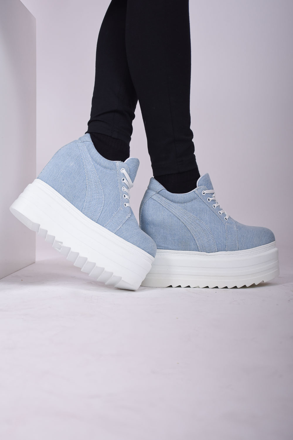 Sneakers με εσωτερικό τακούνι και denim σχέδιο