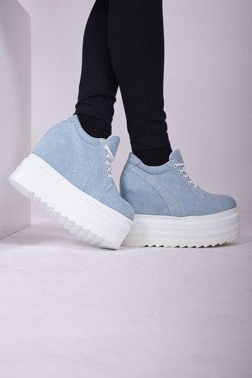 Sneakers με εσωτερικό τακούνι και denim σχέδιο - ΓΑΛΑΖΙΟ