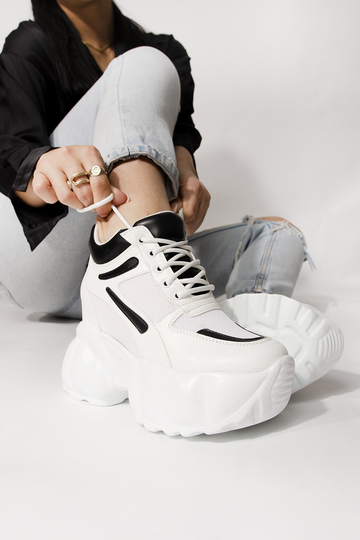 Sneakers με εσωτερικό τακούνια και σχέδιο ραφές - ΑΣΠΡΟΜΑΥΡΟ