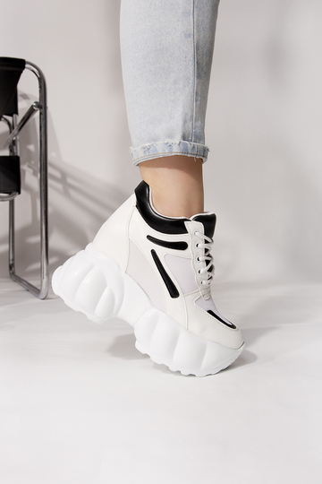 Sneakers με εσωτερικό τακούνια και σχέδιο ραφές - ΑΣΠΡΟΜΑΥΡΟ