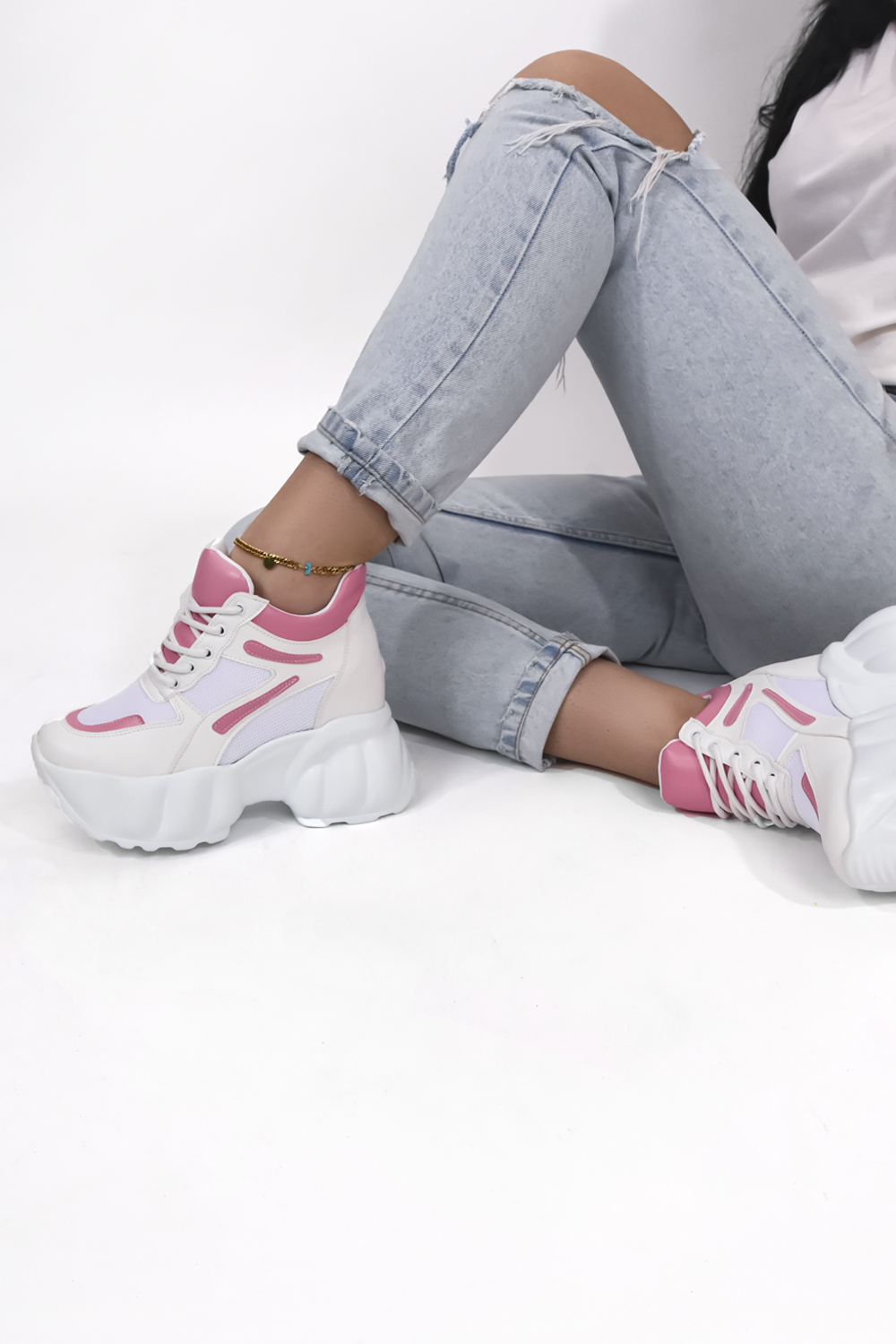 Sneakers με εσωτερικό τακούνια και σχέδιο ραφές