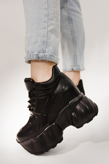 Sneakers με εσωτερικό τακούνια και σχέδιο ραφές - ΜΑΥΡΟ
