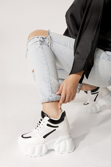 Sneakers με εσωτερικό τακούνια και σχέδιο ραφές