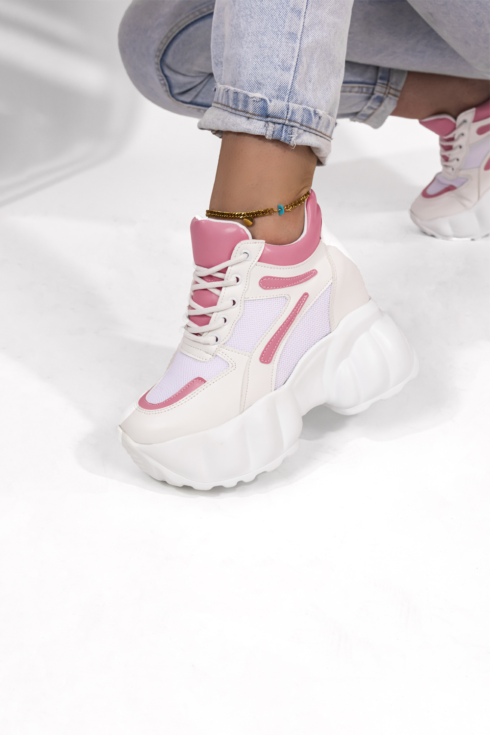 Sneakers με εσωτερικό τακούνια και σχέδιο ραφές
