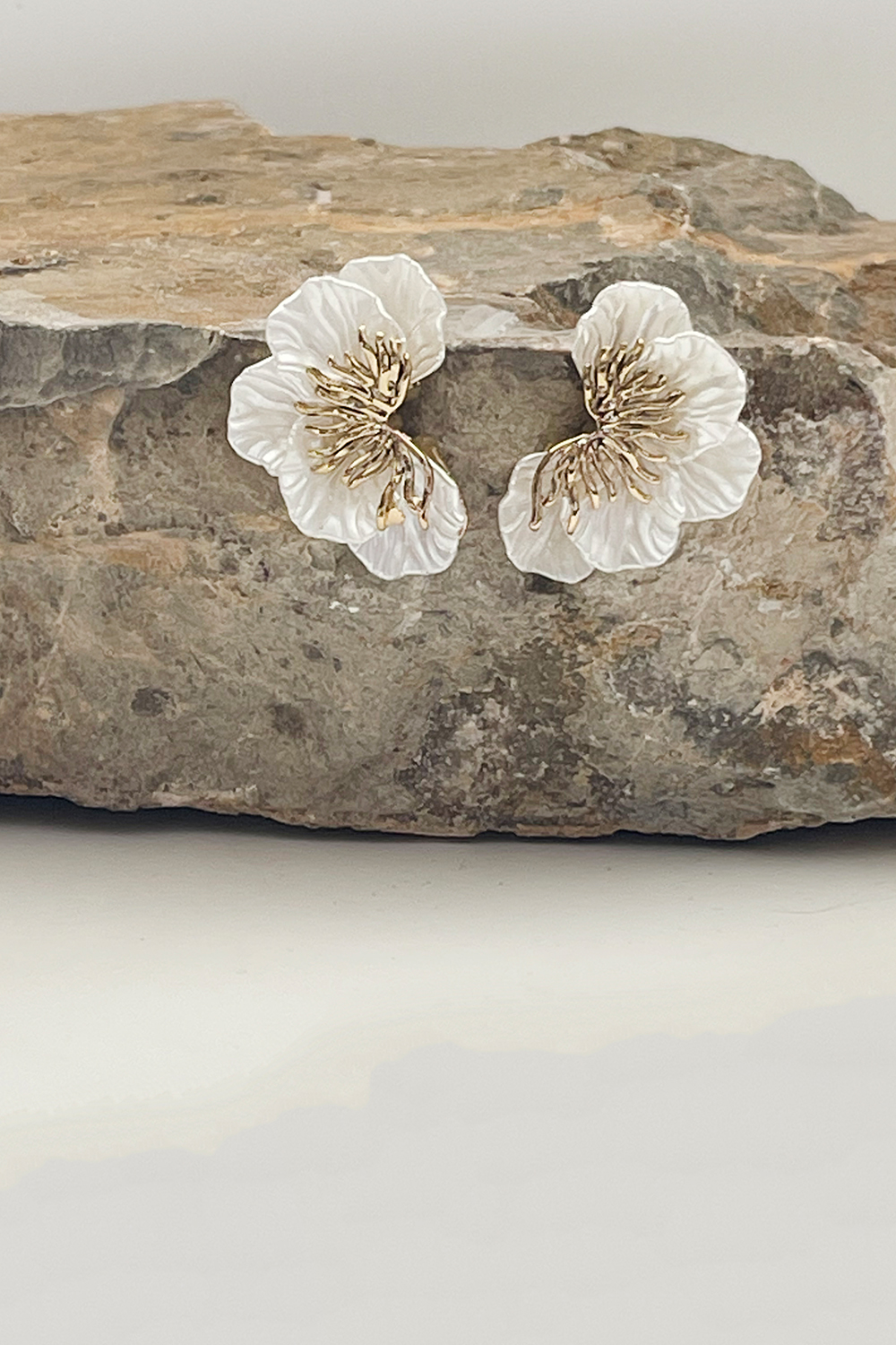 Ατσάλινα σκουλαρίκια σε σχέδιο λουλούδι