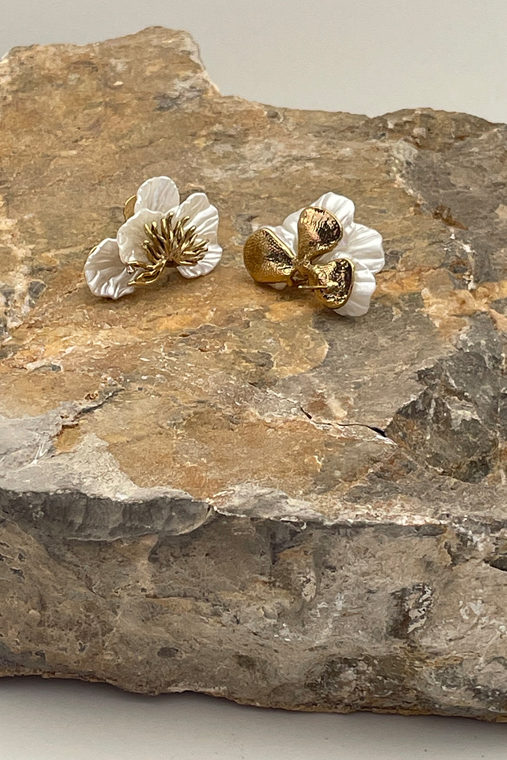 Ατσάλινα σκουλαρίκια σε σχέδιο λουλούδι