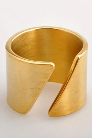 Μοντέρνο φαρδύ δαχτυλίδι από ανοξείδωτο ατσάλι με γεωμετρικό σχήμα