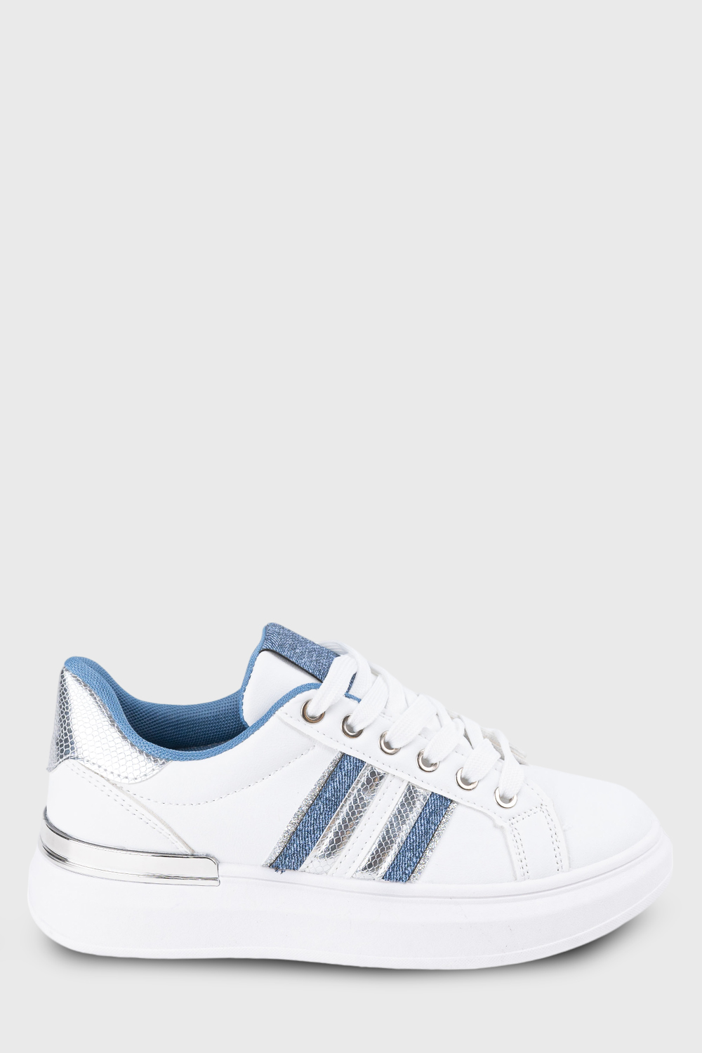 Sneaker με ασημί λεπτομέρεια