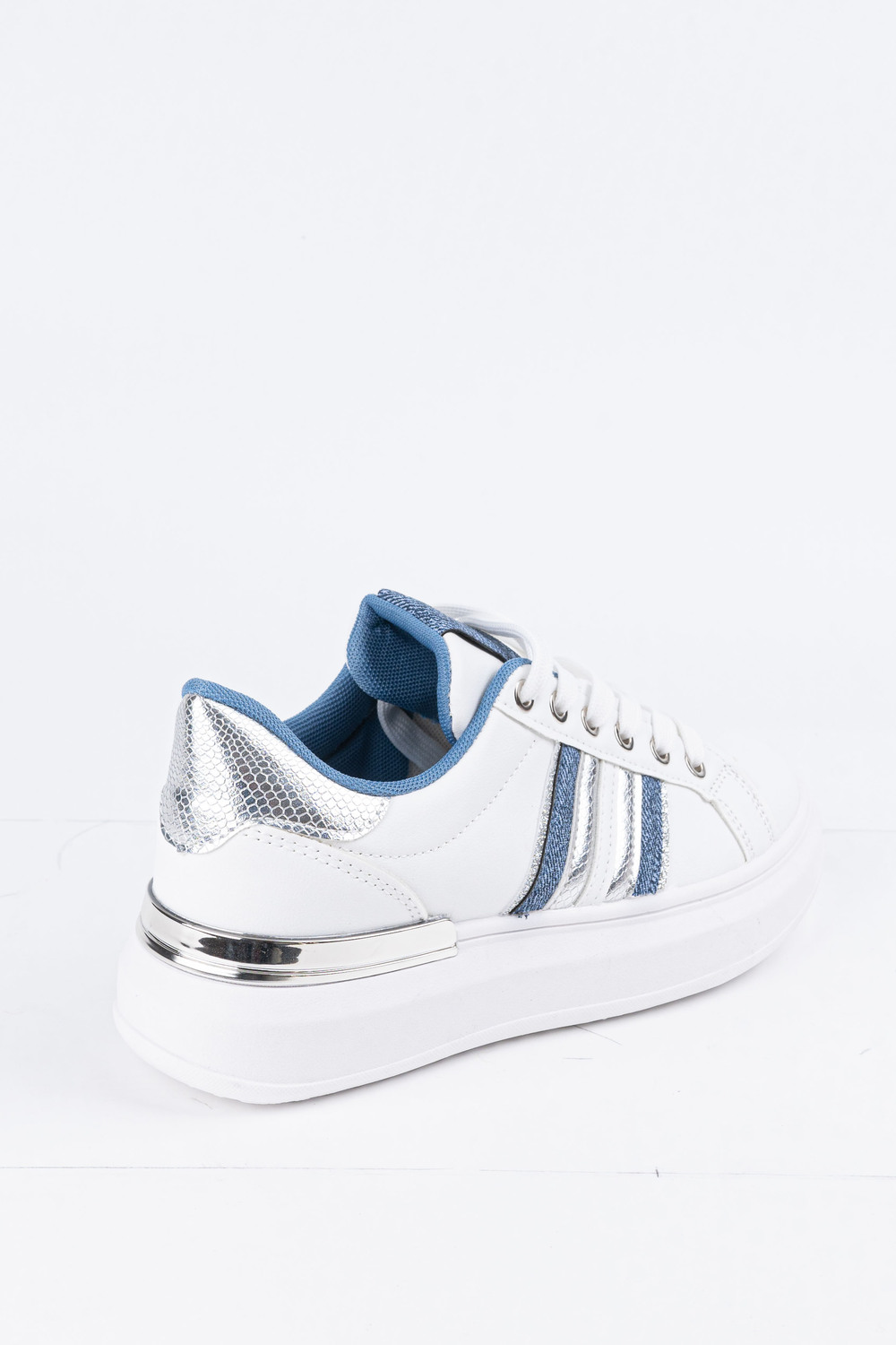 Sneaker με ασημί λεπτομέρεια