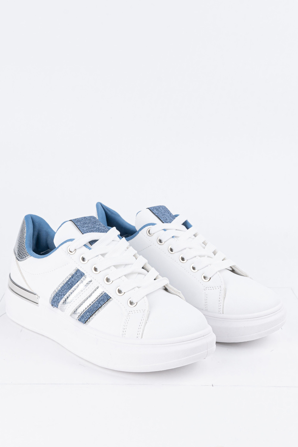 Sneaker με ασημί λεπτομέρεια