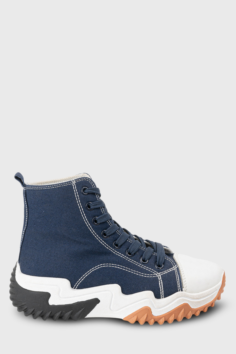 Sneaker με ιδιαίτερες ραφές