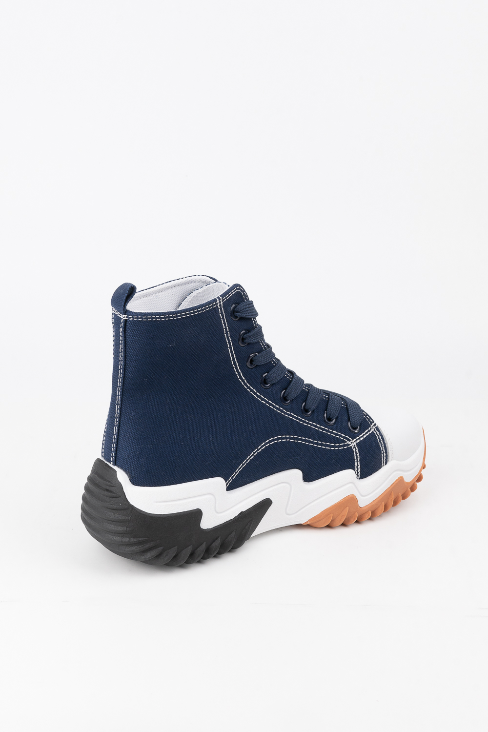 Sneaker με ιδιαίτερες ραφές