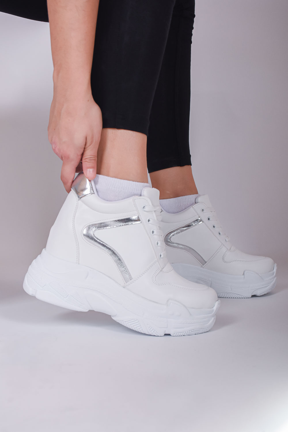 Sneakers με Εσωτερικό Τακούνι και Ασημί Σχέδιο στο Πλάι