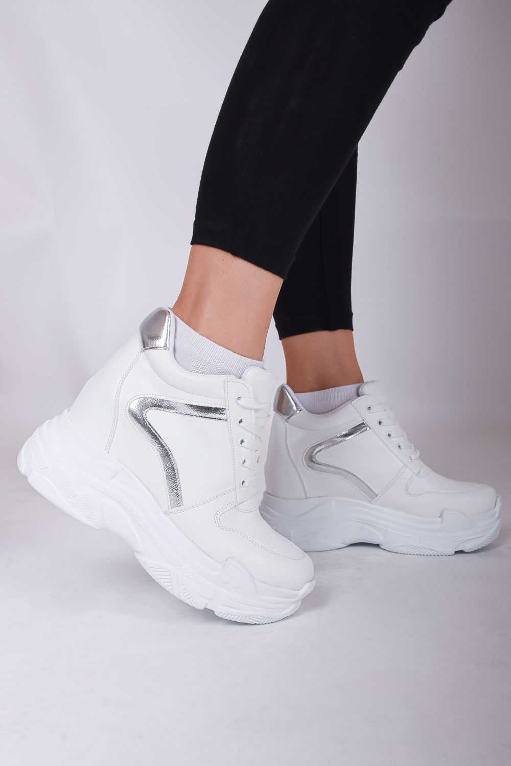 Sneakers με Εσωτερικό Τακούνι και Ασημί Σχέδιο στο Πλάι