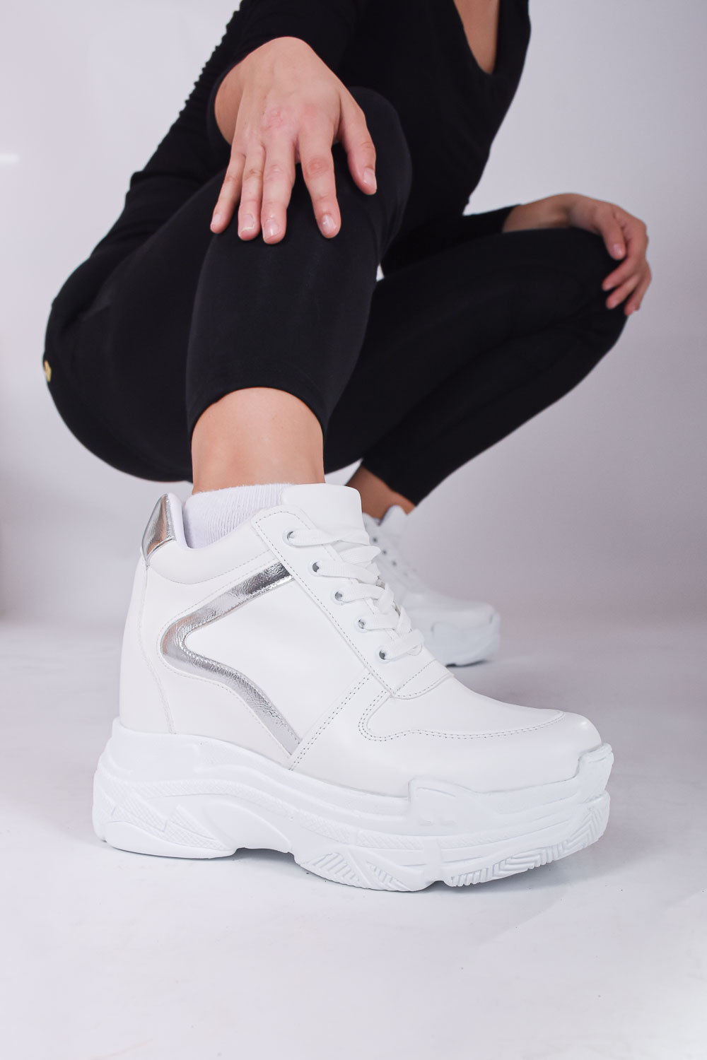 Sneakers με Εσωτερικό Τακούνι και Ασημί Σχέδιο στο Πλάι