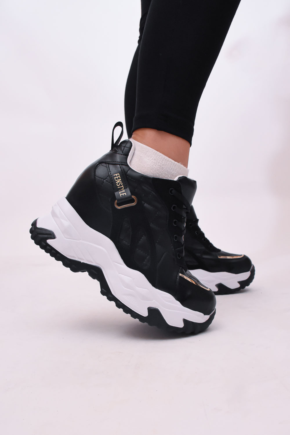 Sneakers με Εσωτερικό Τακούνι και Ασημί Λεπτομέρεια Μπροστά