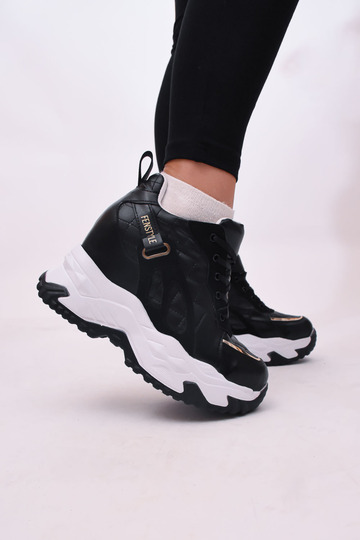 Sneakers με Εσωτερικό Τακούνι και Ασημί Λεπτομέρεια Μπροστά