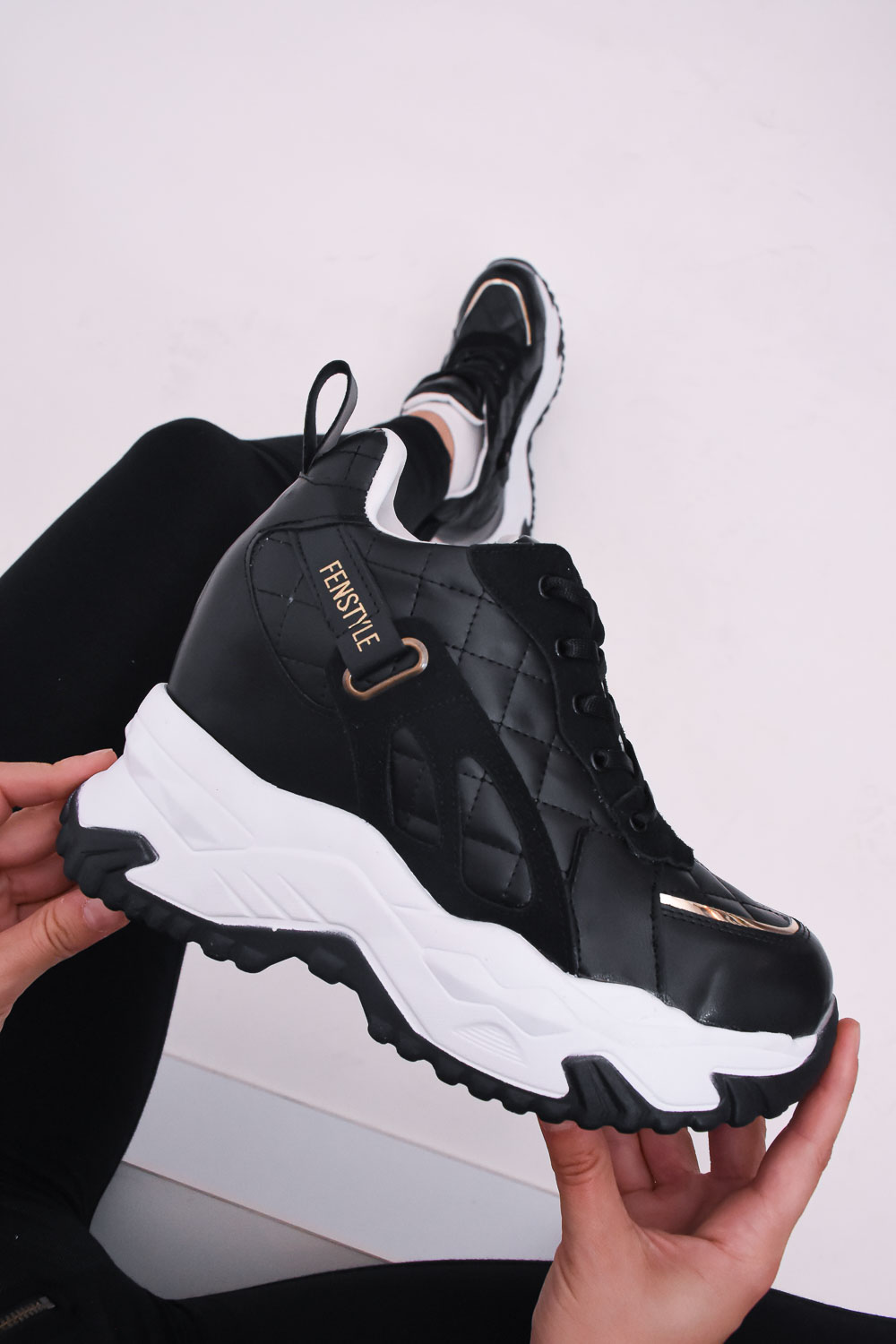 Sneakers με Εσωτερικό Τακούνι και Ασημί Λεπτομέρεια Μπροστά