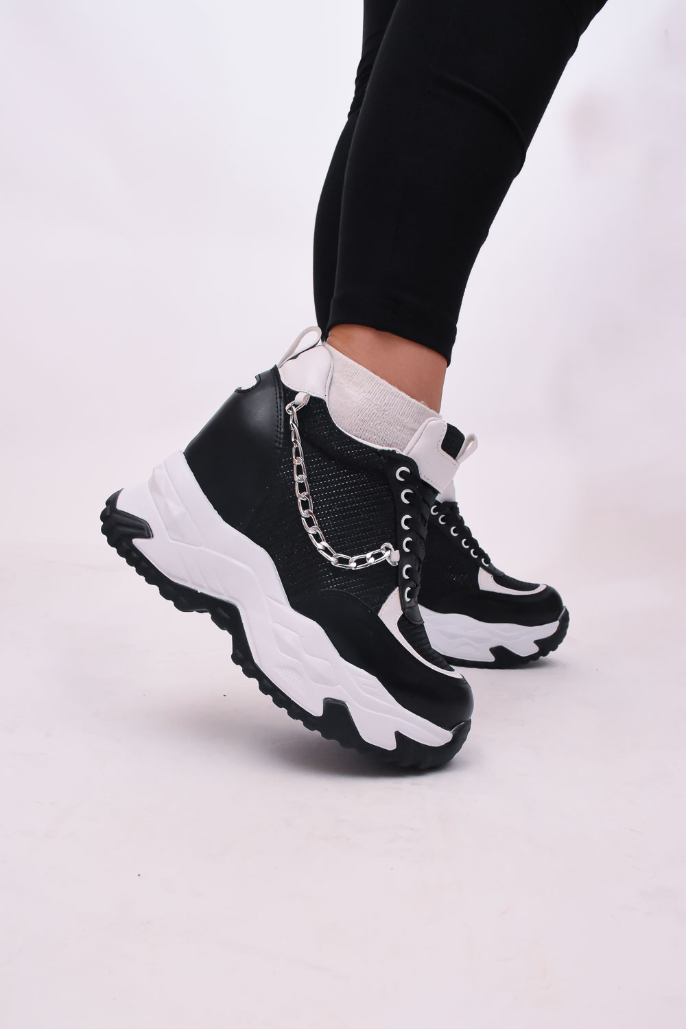 Sneakers με Εσωτερικό Τακούνι και Αλυσίδα