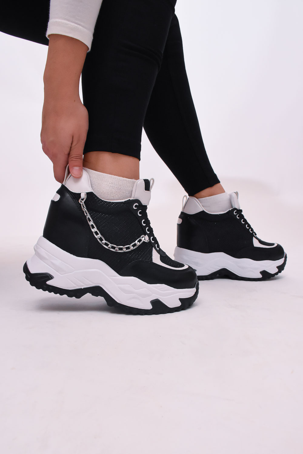 Sneakers με Εσωτερικό Τακούνι και Αλυσίδα