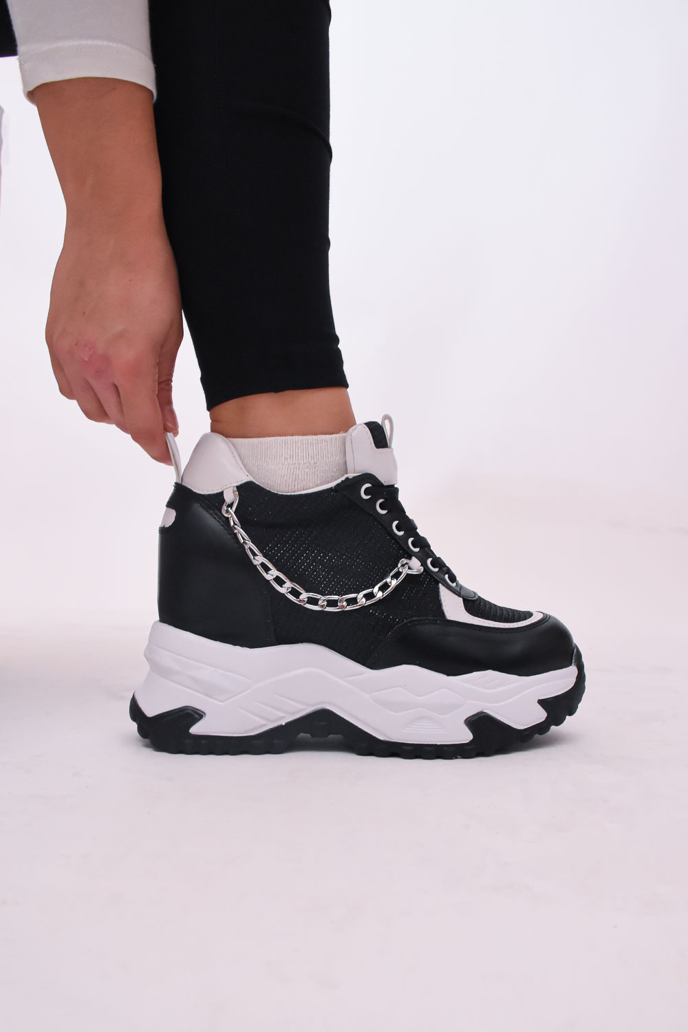 Sneakers με Εσωτερικό Τακούνι και Αλυσίδα