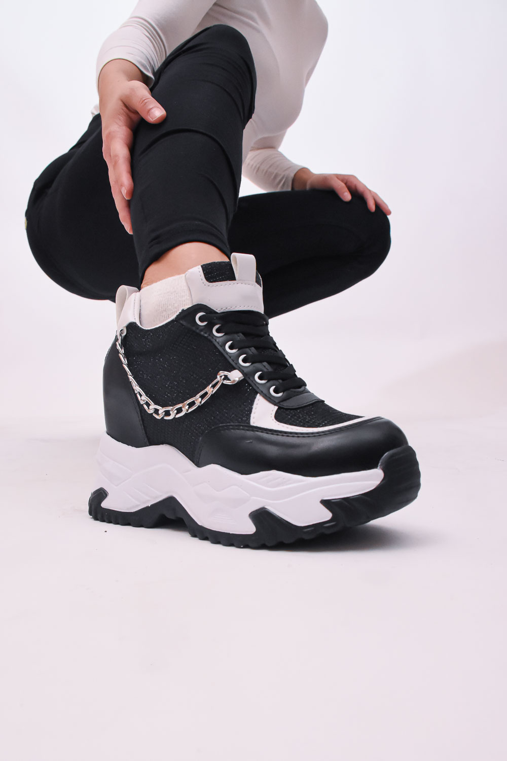 Sneakers με Εσωτερικό Τακούνι και Αλυσίδα