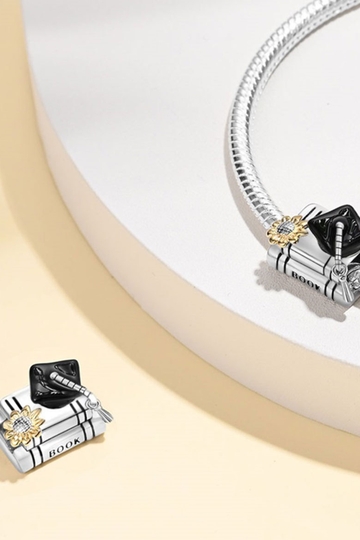 Σύμβολο Αποφοίτησης με Βιβλία και Καπέλο  - Silver Plating